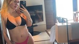 VIDEO / Wanda Nara sexy davanti allo specchio. Icardi la corteggia: “Sempre più bella”