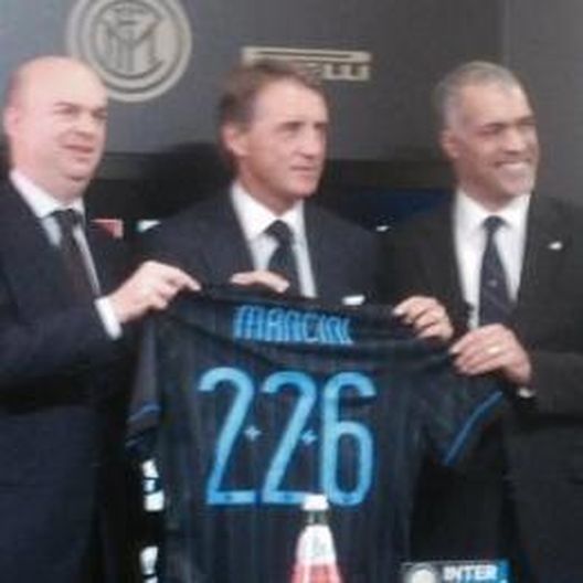 Roberto Mancini posa con la maglia 226 - fonte www.fcinternews.it Roberto Mancini posa con la maglia 226 - fonte www.fcinternews.it