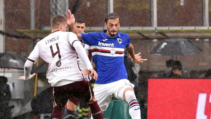 GENOA, ITALY - SEPTEMBER 22: Manolo Gabbiadini of UC Sampdoria and Lyanko of Torino FC during the Serie A match between UC Sampdoria and Torino FC at Stadio Luigi Ferraris on September 22, 2019 in Genoa, Italy. (Photo by Paolo Rattini/Getty Images) 