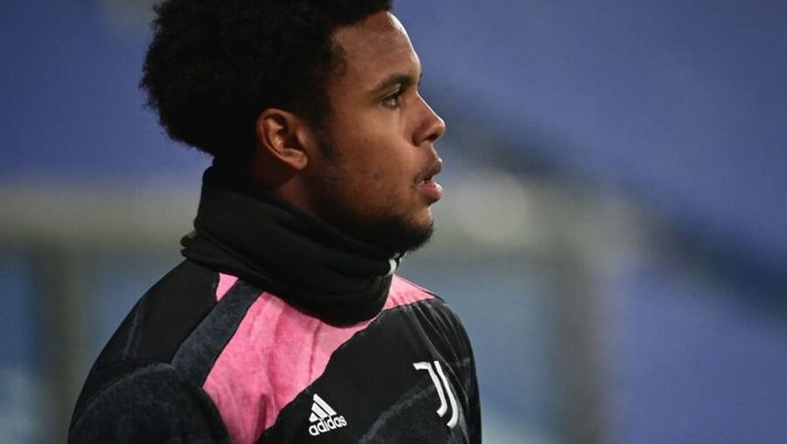 Juventus' American midfielder Weston McKennie warms up prior to the Italian Super Cup (Supercoppa italiana) football match between Juventus and Napoli on January 20, 2021 at the Mapei stadium - Citta del Tricolore in Reggio Emilia. - The 33rd edition of the Italian football Super Cup is played between Juventus, the winners of the 201920 Serie A championship, and Napoli, the winners of the 201920 Italian Cup (Coppa Italia). (Photo by MIGUEL MEDINA / AFP) (Photo by MIGUEL MEDINA/AFP via Getty Images) Con chi sostituire Gomez al fantacalcio: la guida all’asta dei centrocampisti, chi prendere - immagine 1