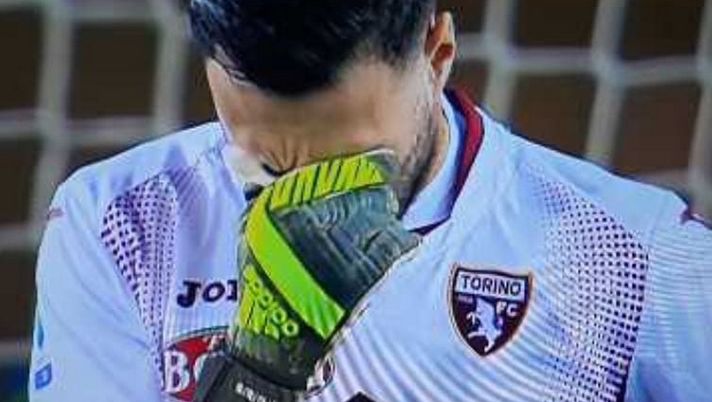 Sirigu con la mano a coprirsi il volto (fermoimmagine Sky) 