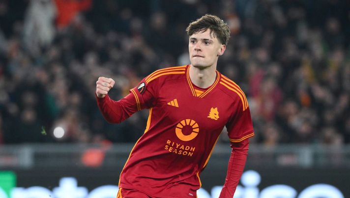 ROME, ITALY - FEBRUARY 22: Nicola Zalewski of AS Roma celebrates during the UEFA Europa League 2023/24 knockout round play-offs second leg match between AS Roma and Feyenoord at Stadio Olimpico on February 22, 2024 in Rome, Italy. (Photo by Luciano Rossi/AS Roma via Getty Images) Zalewski, due mesi per uscire dal limbo: deve convincere De Rossi o rischia l’addio - immagine 1