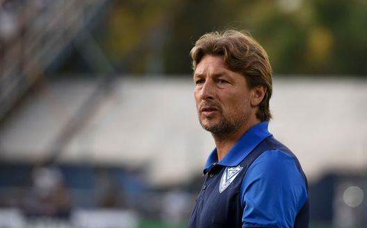 LA PLATA, ARGENTINA - JANUARY 24: Gabriel Heinze coach of Velez Sarsfield looks on before a match between Gimnasia y Esgrima La Plata and Velez as part of Superliga 2019/20 at Juan Carmelo Zerillo Stadium on January 24, 2020 in La Plata, Argentina. (Photo by Marcelo Endelli/Getty Images) LA PLATA, ARGENTINA - JANUARY 24: Gabriel Heinze coach of Velez Sarsfield looks on before a match between Gimnasia y Esgrima La Plata and Velez as part of Superliga 2019/20 at Juan Carmelo Zerillo Stadium on January 24, 2020 in La Plata, Argentina. (Photo by Marcelo Endelli/Getty Images)
