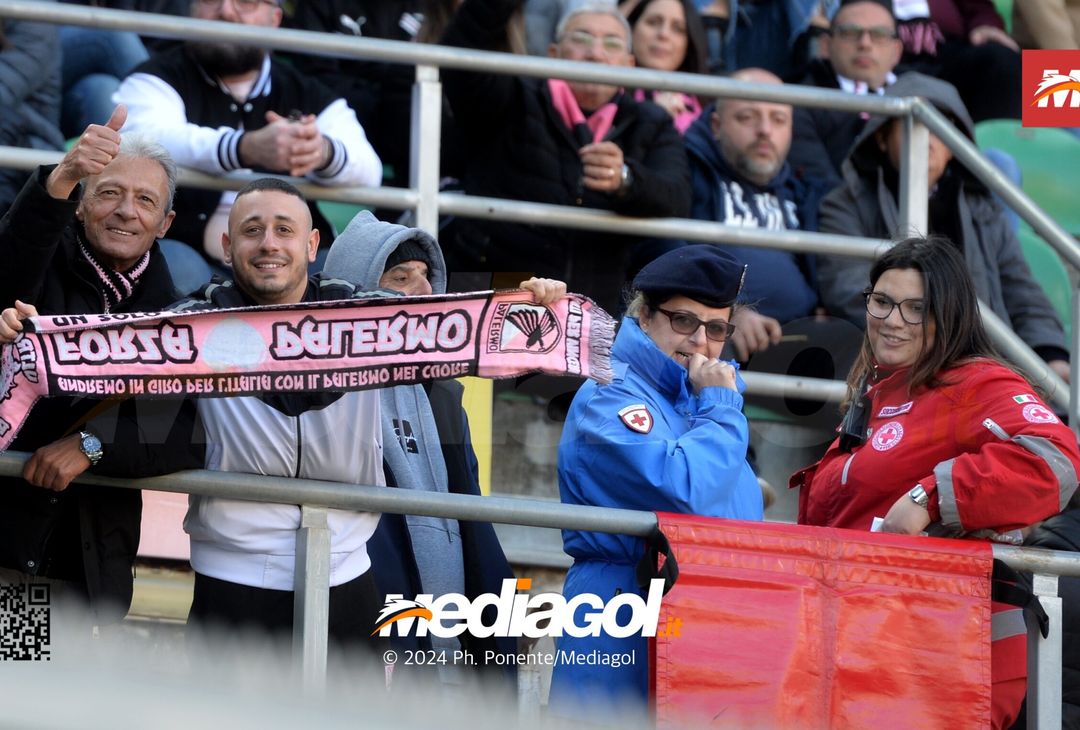 FOTOTIFO Palermo-Como 3-0, gli scatti ai tifosi al “Renzo Barbera” (GALLERY) - immagine 35