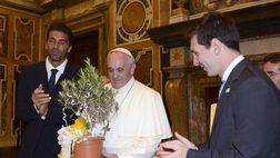 Papa Francesco “benedice” Messi: in dono la maglia vaticana