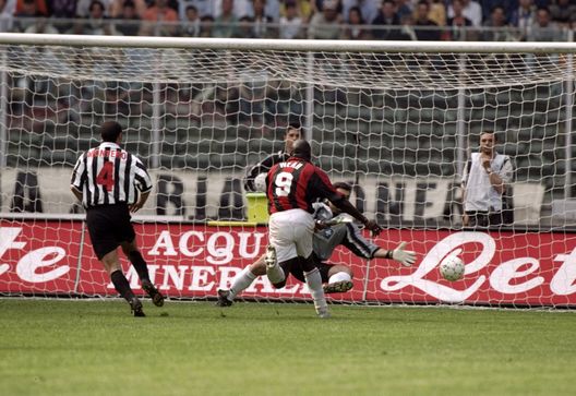  9 maggio 1999, Juventus-Milan 0-2: il secondo gol di George Weah (credits: GETTY Images) 