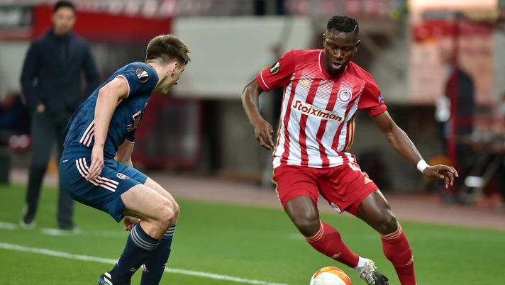 PIRAEUS, GREECE - MARCH 11: Mady Camara of Olympiakos is challenged by Kieran Tierney of Arsenal during the UEFA Europa League Round of 16 First Leg match between Olympiacos and Arsenal at Karaiskakis Stadium on March 11, 2021 in Piraeus, Greece. Sporting stadiums around Europe remain under strict restrictions due to the Coronavirus Pandemic as Government social distancing laws prohibit fans inside venues resulting in games being played behind closed doors. (Photo by Milos Bicanski/Getty Images) PIRAEUS, GREECE - MARCH 11: Mady Camara of Olympiakos is challenged by Kieran Tierney of Arsenal during the UEFA Europa League Round of 16 First Leg match between Olympiacos and Arsenal at Karaiskakis Stadium on March 11, 2021 in Piraeus, Greece. Sporting stadiums around Europe remain under strict restrictions due to the Coronavirus Pandemic as Government social distancing laws prohibit fans inside venues resulting in games being played behind closed doors. (Photo by Milos Bicanski/Getty Images)