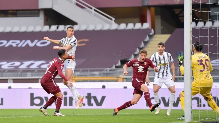 TURIN, ITALY - APRIL 03: Cristiano Ronaldo of Juventus heads the ball and Torino's goalkeeper Salvatore Sirigu saves the shot during the Serie A match between Torino FC and Juventus at Stadio Olimpico di Torino on April 03, 2021 in Turin, Italy. Sporting stadiums around Italy remain under strict restrictions due to the Coronavirus Pandemic as Government social distancing laws prohibit fans inside venues resulting in games being played behind closed doors. (Photo by Daniele Badolato - Juventus FC/Juventus FC via Getty Images) TURIN, ITALY - APRIL 03: Cristiano Ronaldo of Juventus heads the ball and Torino's goalkeeper Salvatore Sirigu saves the shot during the Serie A match between Torino FC and Juventus at Stadio Olimpico di Torino on April 03, 2021 in Turin, Italy. Sporting stadiums around Italy remain under strict restrictions due to the Coronavirus Pandemic as Government social distancing laws prohibit fans inside venues resulting in games being played behind closed doors. (Photo by Daniele Badolato - Juventus FC/Juventus FC via Getty Images)