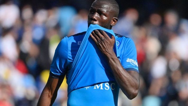 Napolis Senegalese defender Kalidou Koulibaly reacts at the end the Italian Serie A football match Napoli vs Sassuolo at Diego Armando Maradona stadium in Naples, on April 30, 2022. (Photo by Alberto PIZZOLI / AFP) (Photo by ALBERTO PIZZOLI/AFP via Getty Images) CorSport: “Koulibaly blocca la Juve: no ai bianconeri ma non ha intenzione di rinnovare” - immagine 1
