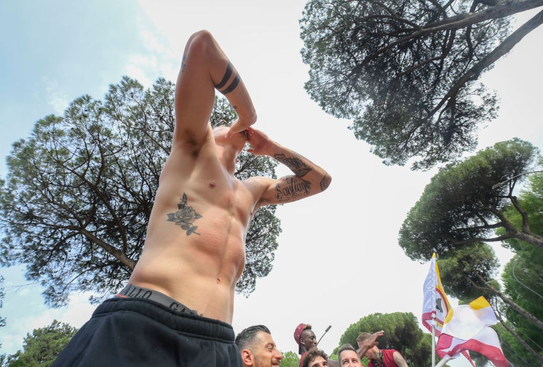 Roma, il popolo giallorosso in festa visto dal pullman della squadra – FOTO GALLERY - immagine 10