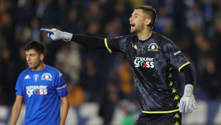 EMPOLI, ITALY - NOVEMBER 11: Guglielmo Vicario goalkeeper of Empoli FC gestures during the Serie A match between Empoli FC and US Cremonese at Stadio Carlo Castellani on November 11, 2022 in Empoli, Italy. (Photo by Gabriele Maltinti/Getty Images) Ds Empoli: “Vicario, botta in un punto delicato: sta recuperando. Chi resta qui…” - immagine 1