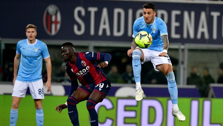 BOLOGNA, ITALY - MARCH 11: Matias Vecino of SS Lazio compete for the ball with Musa Barrow of Bologna FC during the Serie A match between Bologna FC and SS Lazio at Stadio Renato Dall'Ara on March 11, 2023 in Bologna, Italy. (Photo by Marco Rosi - SS Lazio/Getty Images) Più possesso, più occasioni: Motta impone il suo gioco ma non trova il gol- immagine 4