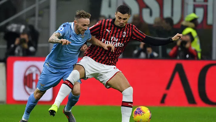 3 novembre 2019, Milan-Lazio 1-2: Rade Krunic e Manuel Lazzari (credits: GETTY Images)
