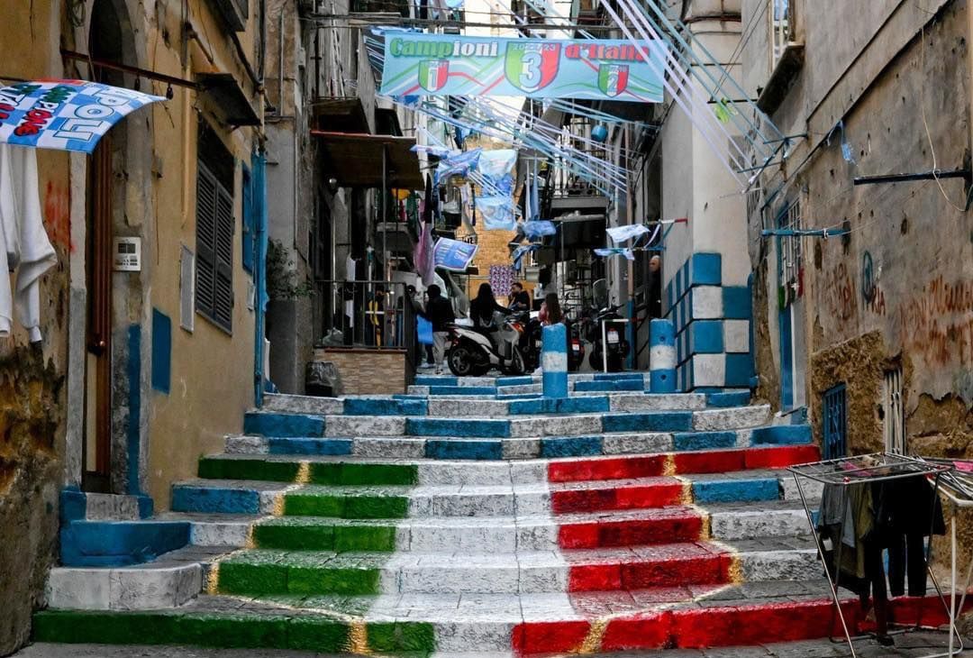 FOTO Napoli si colora di azzurro: ai Quartieri Spagnoli c’è già il tricolore! - immagine 2