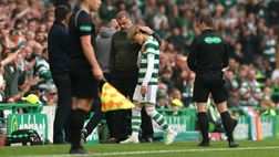 Celtic, Furuhashi lascia il derby a causa della spalla: e ci cade sopra nelle feste di fine gara…