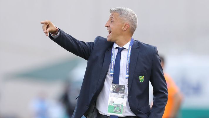 CORDOBA, ARGENTINA - JANUARY 23: Hernan Crespo coach of Defensa y Justicia shouts instructions during the final of Copa CONMEBOL Sudamericana 2020 between Lanús and Defensa y Justicia at Mario Alberto Kempes Stadium on January 23, 2021 in Cordoba, Argentina. (Photo by Nicolás Aguilera - Pool/Getty Images) CORDOBA, ARGENTINA - JANUARY 23: Hernan Crespo coach of Defensa y Justicia shouts instructions during the final of Copa CONMEBOL Sudamericana 2020 between Lanús and Defensa y Justicia at Mario Alberto Kempes Stadium on January 23, 2021 in Cordoba, Argentina. (Photo by Nicolás Aguilera - Pool/Getty Images)