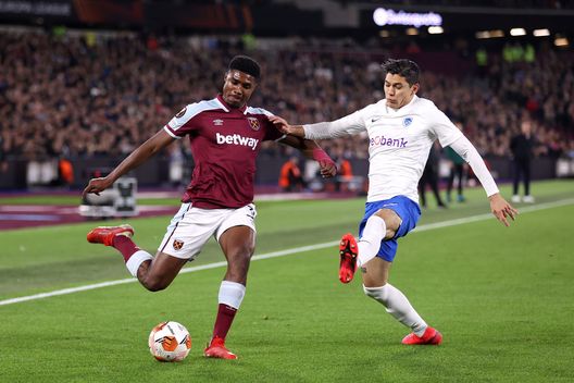 LONDON, ENGLAND - OCTOBER 21: Ben Johnson of West Ham United looks to cross the ball whilst under pressure from Gerardo Arteaga of KRC Genk during the UEFA Europa League group H match between West Ham United and KRC Genk at Olympic Stadium on October 21, 2021 in London, England. (Photo by Alex Pantling/Getty Images) La Fiorentina sfida il Milan per un giovane terzino sinistro- immagine 2