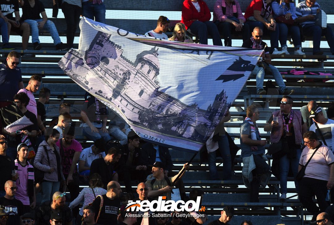  VENICE, ITALY - APRIL 27:  Fans of US Citta di Palermo before the serie B match between Venezia FC and US Citta di Palermo at Stadio Pier Luigi Penzo on April 27, 2018 in Venice, Italy.  (Photo by Alessandro Sabattini/Getty Images) 