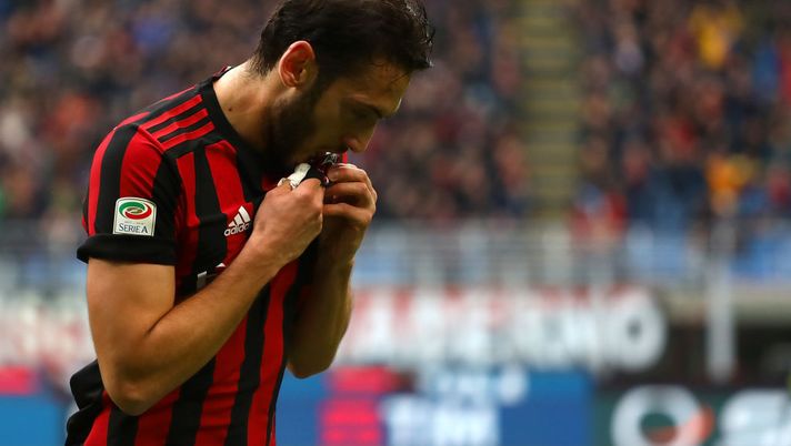 Hakan Calhanoglu esulta dopo un gol
