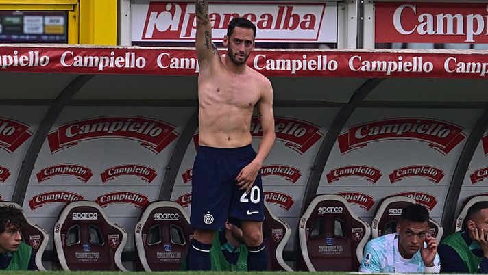 TURIN, ITALY - JUNE 03: Hakan Calhanoglu of FC Internazionale reacts during the Serie A match between Torino FC and FC Internazionale at Stadio Olimpico di Torino on June 03, 2023 in Turin, Italy. (Photo by Mattia Ozbot - Inter/Inter via Getty Images) Il derby del posto in classifica: Calha finalmente finisce davanti… - immagine 1