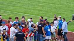 VIDEO Mario Rui si intrattiene alla fine della gara per firmare autografi ai tifosi