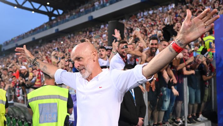 REGGIO NELL'EMILIA, ITALY - MAY 22: Head coach AC Milan Stefano Pioli celebrates for the victory of "Scudetto " at the end of the last Serie A match between US Sassuolo and AC Milan at Mapei Stadium - Citta' del Tricolore on May 22, 2022 in Reggio nell'Emilia, Italy. (Photo by Claudio Villa/AC Milan via Getty Images) Pioli is on fire, il derby del coro: in coppa Italia lo cantava la Nord, a maggio la Sud… - immagine 1