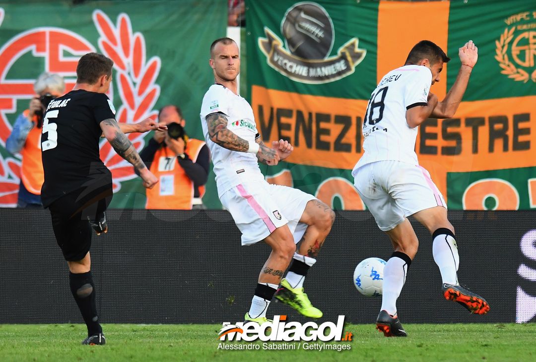  VENICE, ITALY - APRIL 27: Leo Stulac of Venezia FC  scores his team second goal during the serie B match between Venezia FC and US Citta di Palermo at Stadio Pier Luigi Penzo on April 27, 2018 in Venice, Italy.  (Photo by Alessandro Sabattini/Getty Images) 