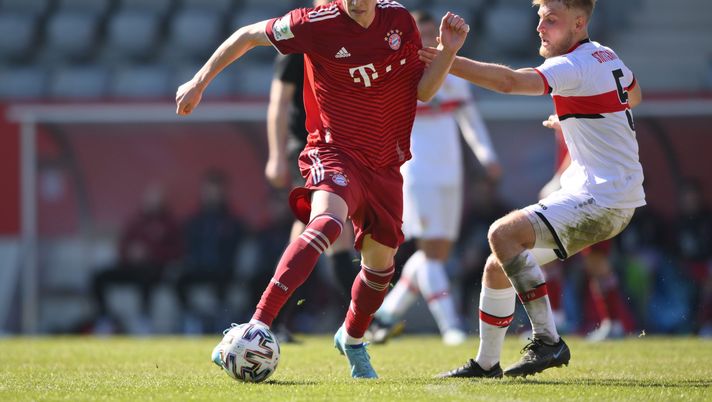MUNICH, GERMANY - MARCH 13: Kenan Yildiz of Bayern München and Robin Littig of VfB Stuttgart compete for the ball during the DFB Juniors Cup semi final match between Bayern München U19 and VfB Stuttgart U19 at FC Bayern Campus on March 13, 2022 in Munich, Germany. (Photo by Sebastian Widmann/Getty Images) Yildiz Bayern Monaco