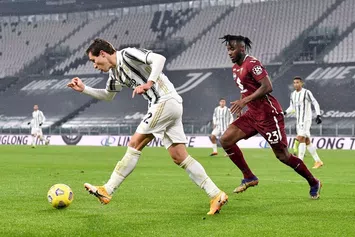  TURIN, ITALY - DECEMBER 05: Federico Chiesa of Juventus in action against Soualiho Meite of Torino FC during the Serie A match between Juventus and Torino FC at Allianz Stadium on December 05, 2020 in Turin, Italy. (Photo by Daniele Badolato - Juventus FC/Juventus FC via Getty Images)