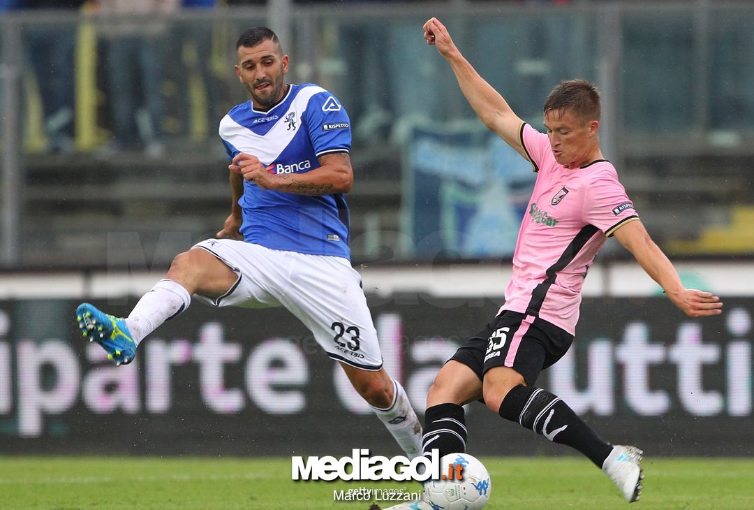  BRESCIA, ITALY - SEPTEMBER 02:  Radoslaw Murawski (L) of US Citta di Palermo competes for the ball with Jacopo DallÕoglio (L) of Brescia Calcio during the Serie B between Brescia Calcio and US Citta di Palermo at Stadio Mario Rigamonti on September 2, 2017 in Brescia, Italy.  (Photo by Marco Luzzani/Getty Images) 