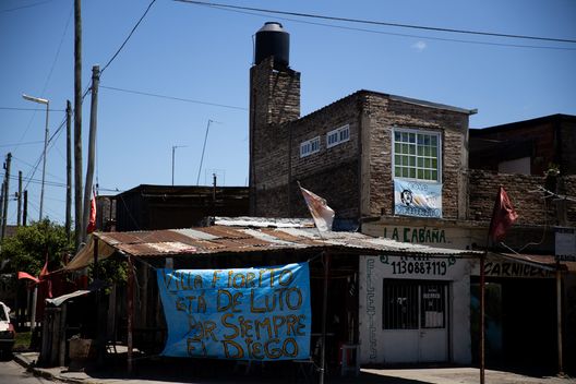 VILLA FIORITO, ARGENTINA - NOVEMBER 26: A sign in the neighborhood where Diego Armando Maradona was born reads in Spanish: "Villa Fiorito Mourns Diego Forever" on November 26, 2020 in Fiorito, Buenos Aires Province, Argentina. Maradona died of a heart attack at his home on Thursday 25 aged 60. He is considered among the best footballers in history and lead his national team to the World Cup in 1986. President of Argentina Alberto Fernandez declared three days of national mourning. (Photo by Tomas Cuesta/Getty Images) Argentina, la casa dove è nato Maradona diventerà patrimonio storico del paese- immagine 2