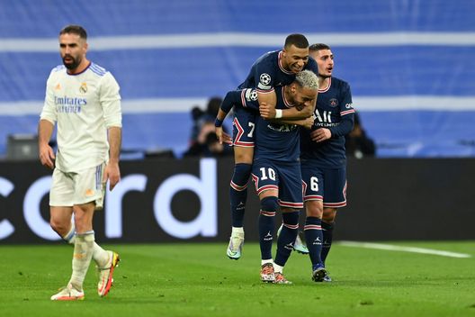 MADRID, SPAIN - MARCH 09: Kylian Mbappe of Paris Saint-Germain celebrates with teammates Neymar and Marco Verratti after scoring their team's first goal during the UEFA Champions League Round Of Sixteen Leg Two match between Real Madrid and Paris Saint-Germain at Estadio Santiago Bernabeu on March 09, 2022 in Madrid, Spain. (Photo by David Ramos/Getty Images) Rothen: “Mbappé non ha chiesto che Neymar andasse via. Il club voleva liberarsene ma non lo ha voluto nessuno” - immagine 1