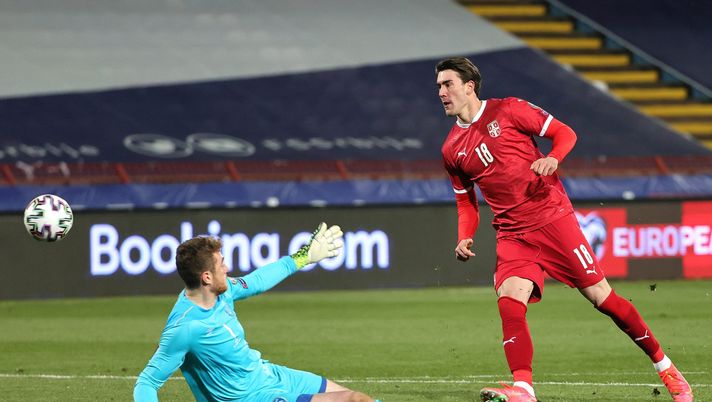 BELGRADE, SERBIA - MARCH 24: Dusan Vlahovic of Serbia is challenged by Mark Travers of Republic of Ireland during the FIFA World Cup 2022 Qatar qualifying match between Serbia and Republic of Ireland on March 24, 2021 in Belgrade, Serbia. Sporting stadiums around Serbia remain under strict restrictions due to the Coronavirus Pandemic as Government social distancing laws prohibit fans inside venues resulting in games being played behind closed doors. (Photo by Srdjan Stevanovic/Getty Images) 