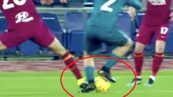 rigore per fallo su Calabria in Roma AC Milan rigore per fallo su Calabria in Roma AC Milan