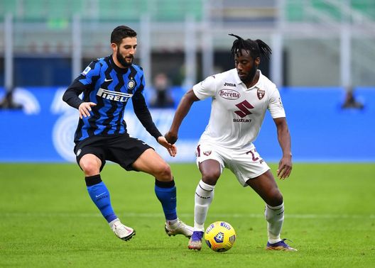 MILAN, ITALY - NOVEMBER 22: Soualiho Meïté of Torino looks to break past Roberto Gagliardini of Inter Milan during the Serie A match between FC Internazionale and Torino FC at Stadio Giuseppe Meazza on November 22, 2020 in Milan, Italy. Sporting stadiums around Italy remain under strict restrictions due to the Coronavirus Pandemic as Government social distancing laws prohibit fans inside venues resulting in games being played behind closed doors. (Photo by Valerio Pennicino/Getty Images) MILAN, ITALY - NOVEMBER 22: Soualiho Meïté of Torino looks to break past Roberto Gagliardini of Inter Milan during the Serie A match between FC Internazionale and Torino FC at Stadio Giuseppe Meazza on November 22, 2020 in Milan, Italy. Sporting stadiums around Italy remain under strict restrictions due to the Coronavirus Pandemic as Government social distancing laws prohibit fans inside venues resulting in games being played behind closed doors. (Photo by Valerio Pennicino/Getty Images)