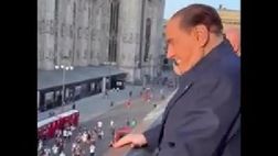 Festa Scudetto Milan, anche Berlusconi salta in Piazza Duomo | VIDEO
