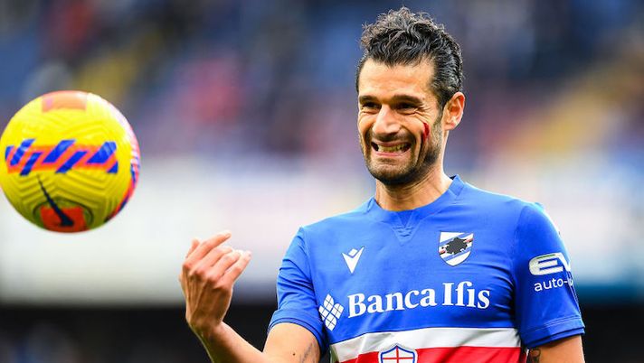 GENOA, ITALY - NOVEMBER 21: Antonio Candreva of Sampdoria looks on during the Serie A match between UC Sampdoria and Hellas Verona FC at Stadio Luigi Ferraris on November 27, 2021 in Genoa, Italy. (Photo by Getty Images) Samp, novità con la Salernitana: Candreva in dubbio, scalpitano Damsgaard e Quagliarella - immagine 1
