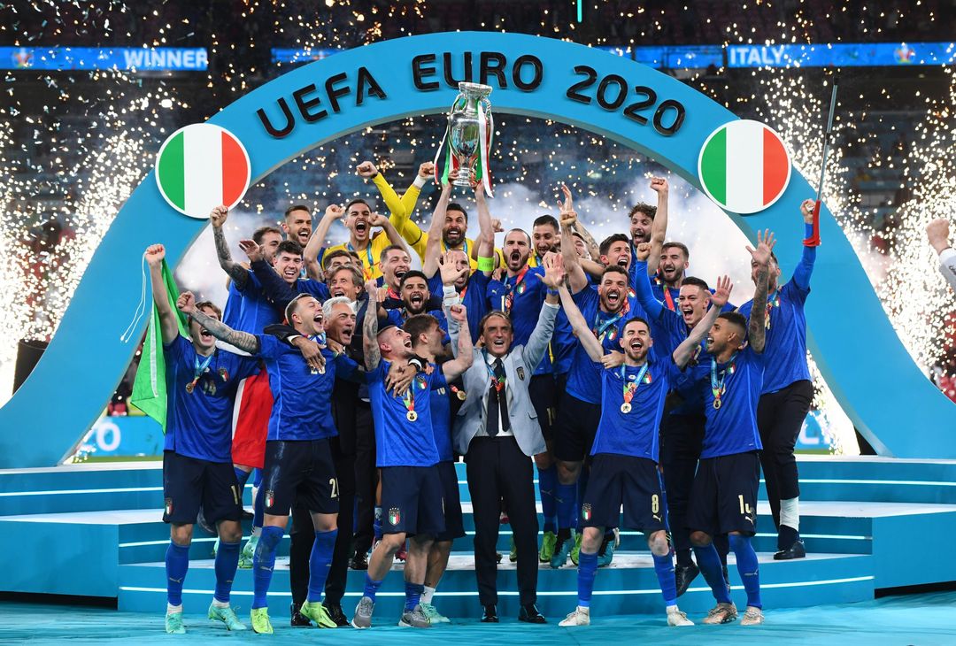  LONDON, ENGLAND - JULY 11: Giorgio Chiellini, Captain of Italy lifts The Henri Delaunay Trophy following his team's victory in the UEFA Euro 2020 Championship Final between Italy and England at Wembley Stadium on July 11, 2021 in London, England. (Photo by Claudio Villa/Getty Images) 