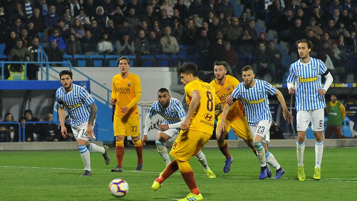 FERRARA, ITALY - MARCH 16: Diego Perotti of AS Roma scors a goal from the penalty spot during the Serie A match between SPAL and AS Roma at Stadio Paolo Mazza on March 16, 2019 in Ferrara, Italy. (Photo by Mario Carlini / Iguana Press/Getty Images)  FERRARA, ITALY - MARCH 16: Diego Perotti of AS Roma scors a goal from the penalty spot during the Serie A match between SPAL and AS Roma at Stadio Paolo Mazza on March 16, 2019 in Ferrara, Italy. (Photo by Mario Carlini / Iguana Press/Getty Images)