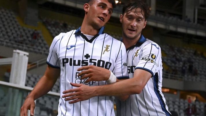 Atalanta's Italian forward Roberto Piccoli (L) celebrates his goal with his teammate during the Italian Serie A football match Torino vs Atalanta Bergamo at the Grande Torino Stadium in Turin on August 21, 2021. (Photo by MARCO BERTORELLO / AFP) (Photo by MARCO BERTORELLO/AFP via Getty Images) INFO SOS – Piccoli, le valigie già fatte per Spezia due volte: si chiude solo se… - immagine 1