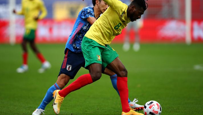 UTRECHT, NETHERLANDS - OCTOBER 09: Gaku Shibasaki of Japan battles for the ball with Andre Frank Zambo Anguissa of Cameroon during the international friendly match between Japan and Cameroon at Stadion Galgenwaard on October 09, 2020 in Utrecht, Netherlands. (Photo by Dean Mouhtaropoulos/Getty Images) UTRECHT, NETHERLANDS - OCTOBER 09: Gaku Shibasaki of Japan battles for the ball with Andre Frank Zambo Anguissa of Cameroon during the international friendly match between Japan and Cameroon at Stadion Galgenwaard on October 09, 2020 in Utrecht, Netherlands. (Photo by Dean Mouhtaropoulos/Getty Images)