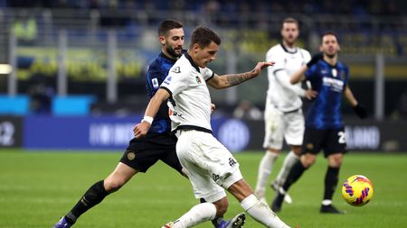 MILAN, ITALY - DECEMBER 01: Jakub Kiwior of Spezia is challenged by Roberto Gagliardini of Internazionale during the Serie A match between FC Internazionale v Spezia Calcio at Stadio Giuseppe Meazza on December 01, 2021 in Milan, Italy. (Photo by Marco Luzzani/Getty Images)