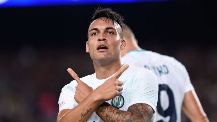 Inter Milan's Argentinian forward Lautaro Martinez celebrates scoring his team's second goal during the UEFA Champions League 1st round, group C, football match between FC Barcelona and Inter Milan at the Camp Nou stadium in Barcelona on October 12, 2022. (Photo by Josep LAGO / AFP) (Photo by JOSEP LAGO/AFP via Getty Images) Inter, prove di formazione: le novità sulle fasce, il dubbio in difesa e la certezza Lautaro - immagine 1