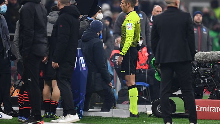 MILAN, ITALY - DECEMBER 19: Referee Davide Massa checks the VAR screen to assess a goal scored by AC Milan, before deciding not to allow it during the Serie A match between AC Milan and SSC Napoli at Stadio Giuseppe Meazza on December 19, 2021 in Milan, Italy. (Photo by Claudio Villa/AC Milan via Getty Images) MILAN, ITALY - DECEMBER 19: Referee Davide Massa checks the VAR screen to assess a goal scored by AC Milan, before deciding not to allow it during the Serie A match between AC Milan and SSC Napoli at Stadio Giuseppe Meazza on December 19, 2021 in Milan, Italy. (Photo by Claudio Villa/AC Milan via Getty Images)