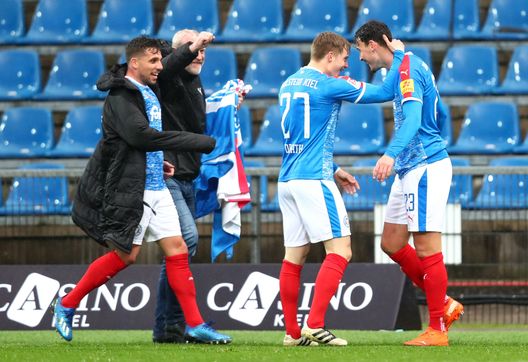 KIEL, GERMANY - MAY 04: Janni Serra of Holstein Kiel celebrates with Finn Porath after scoring his team's second goal during the Second Bundesliga match between Holstein Kiel and SV Sandhausen at Holstein-Stadion on May 04, 2021 in Kiel, Germany. Sporting stadiums around Germany remain under strict restrictions due to the Coronavirus Pandemic as Government social distancing laws prohibit fans inside venues resulting in games being played behind closed doors. (Photo by Joern Pollex/Getty Images) KIEL, GERMANY - MAY 04: Janni Serra of Holstein Kiel celebrates with Finn Porath after scoring his team's second goal during the Second Bundesliga match between Holstein Kiel and SV Sandhausen at Holstein-Stadion on May 04, 2021 in Kiel, Germany. Sporting stadiums around Germany remain under strict restrictions due to the Coronavirus Pandemic as Government social distancing laws prohibit fans inside venues resulting in games being played behind closed doors. (Photo by Joern Pollex/Getty Images)