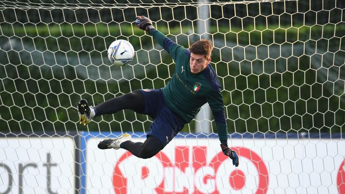 FLORENCE, ITALY - NOVEMBER 13: Alessio Cragno of Italy in action during a training session at Centro Tecnico Federale di Coverciano on November 13, 2020 in Florence, Italy. (Photo by Claudio Villa/Getty Images) FLORENCE, ITALY - NOVEMBER 13: Alessio Cragno of Italy in action during a training session at Centro Tecnico Federale di Coverciano on November 13, 2020 in Florence, Italy. (Photo by Claudio Villa/Getty Images)