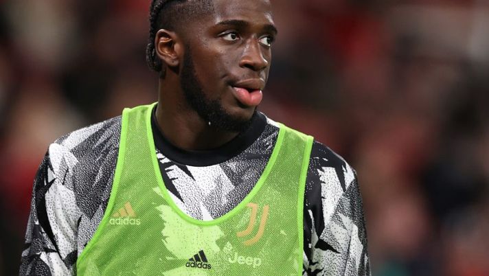 LONDON, ENGLAND - DECEMBER 17: Samuel Iling-Junior of Juventus looks on during the Friendly match between Arsenal and Juventus at Emirates Stadium on December 17, 2022 in London, England. (Photo by Ryan Pierse/Getty Images) La Juve annuncia: “Iling rinnova fino al 2025 ed entra in Prima Squadra”. Il ruolo al fanta… - immagine 1