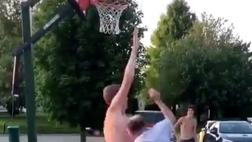 La classe non ha età: questo signore umilia i più giovani a basket