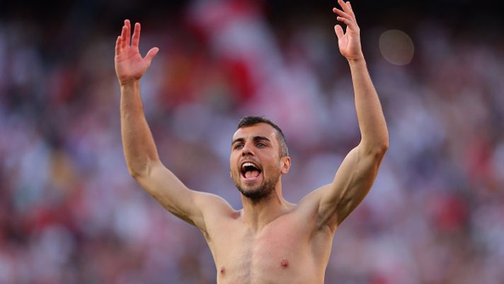 SEVILLE, SPAIN - FEBRUARY 27: Joan Jordan of Sevilla FC celebrates with fans after their sides victory during the LaLiga Santander match between Sevilla FC and Real Betis at Estadio Ramon Sanchez Pizjuan on February 27, 2022 in Seville, Spain. (Photo by Fran Santiago/Getty Images) Da una parte “Muori”, dall’altra “Quel figlio non è tuo”: cori triviali al derby di Siviglia - immagine 1