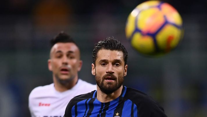 Inter Milan's Italian forward Antonio Candreva looks on during the Italian Serie A football match Inter Milan versus Crotone on February 3, 2018 at the 'Giuseppe Meazza' Stadium in Milan. / AFP PHOTO / MARCO BERTORELLO (Photo credit should read MARCO BERTORELLO/AFP/Getty Images) Inter, Spalletti ha pronto l’attacco anti-Juve: Karamoh e quello stop per Rafinha… - immagine 1